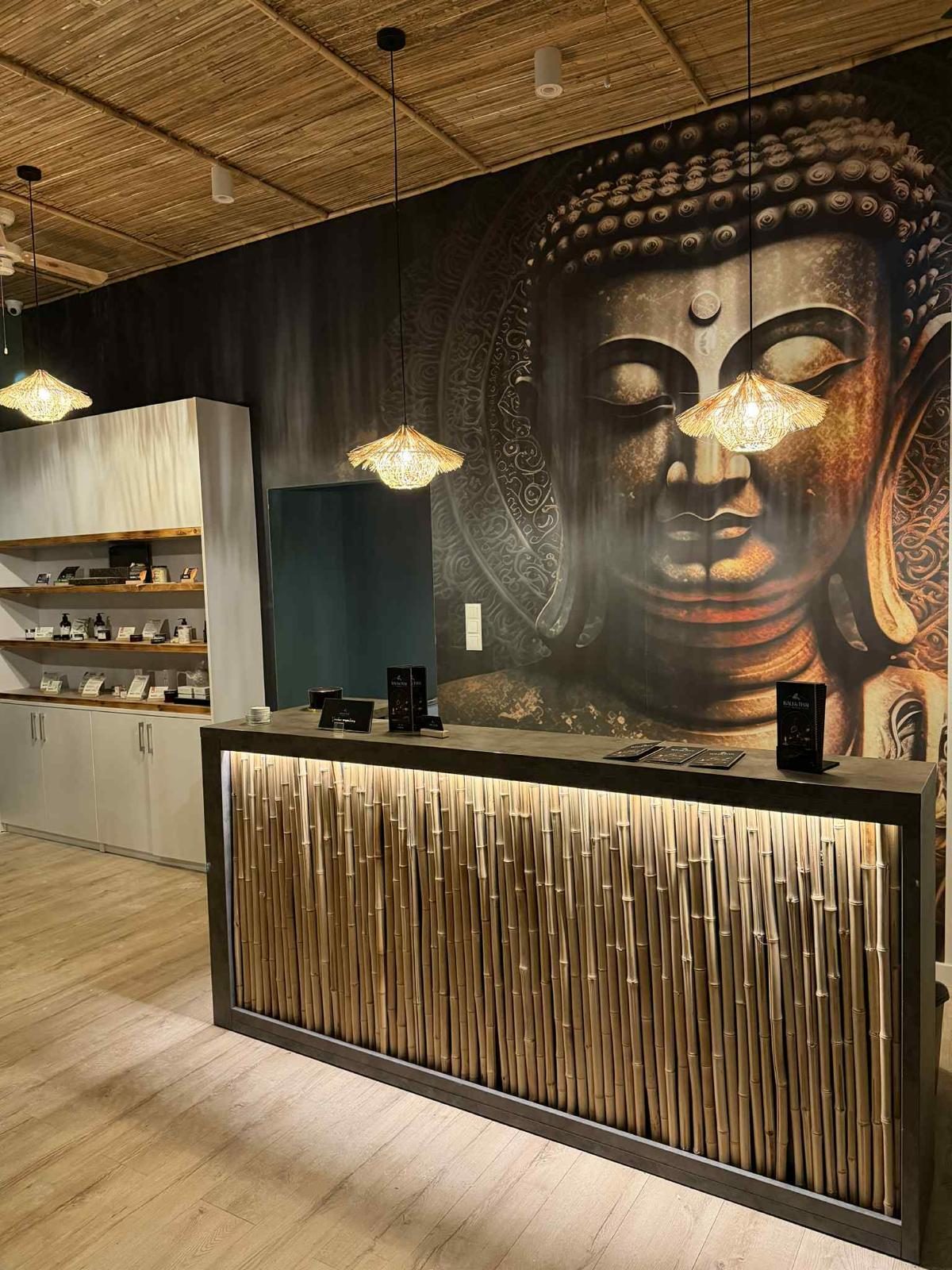 Recepcja z rzeźbą Buddy — Bali & Thai Massage Poznań